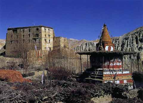 
Tsarang old Dzong and chorten in Upper Mustang - Trekking And Climbing in Nepal trekking guidebook
